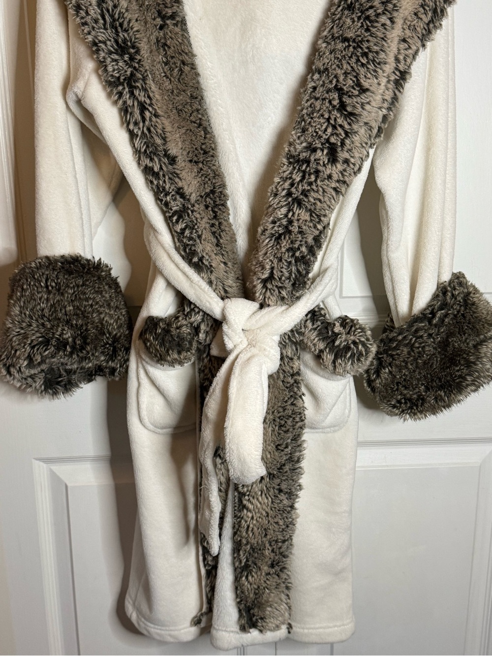 Pottery Barn Cream Robe with Gray Faux-Fur Trim - Picture 4 of 15
